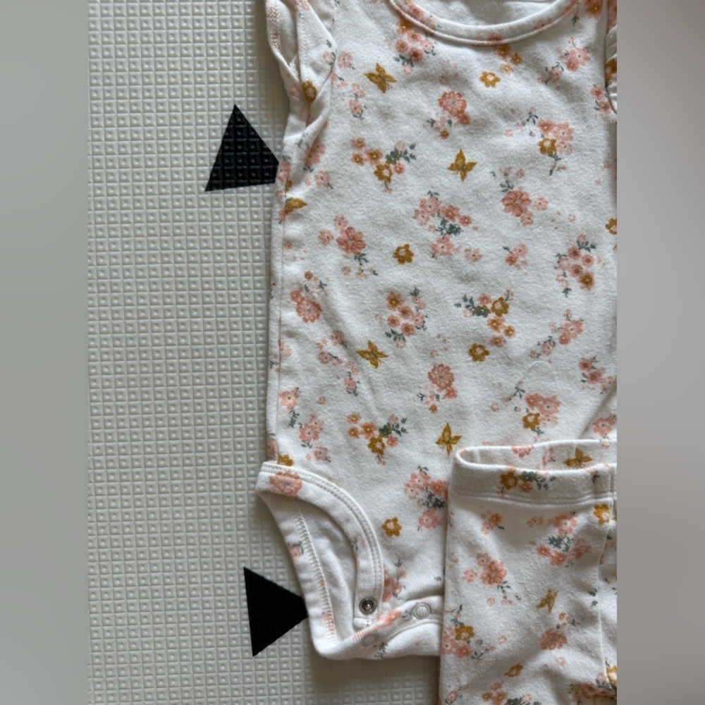 Carters|Baby girl ditsy floral matching set,leggings & sleeveless bodysuit•••6M - Picture 2 of 4